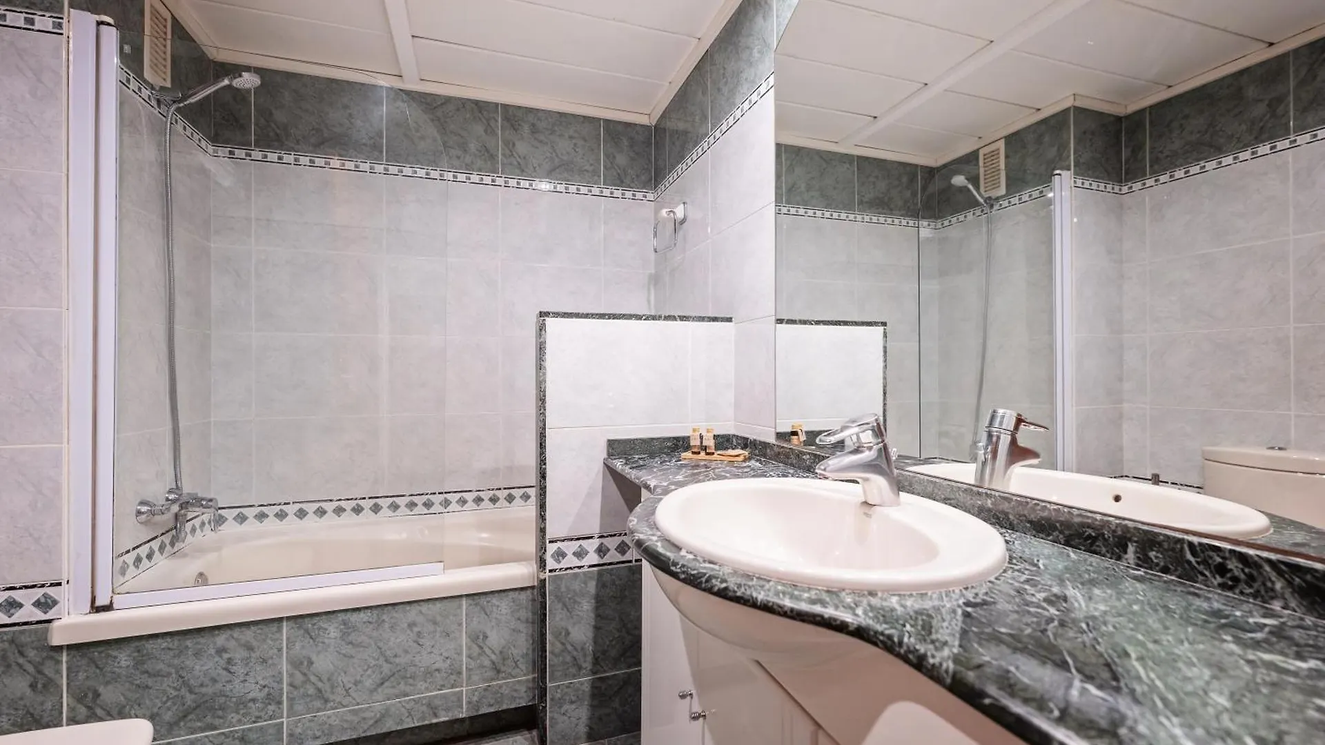Aparthotel Napols - Abapart Барселона